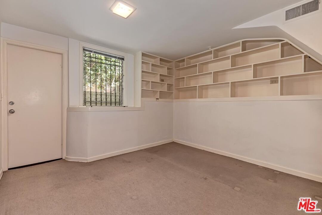 1591 Sunset Plaza Dr