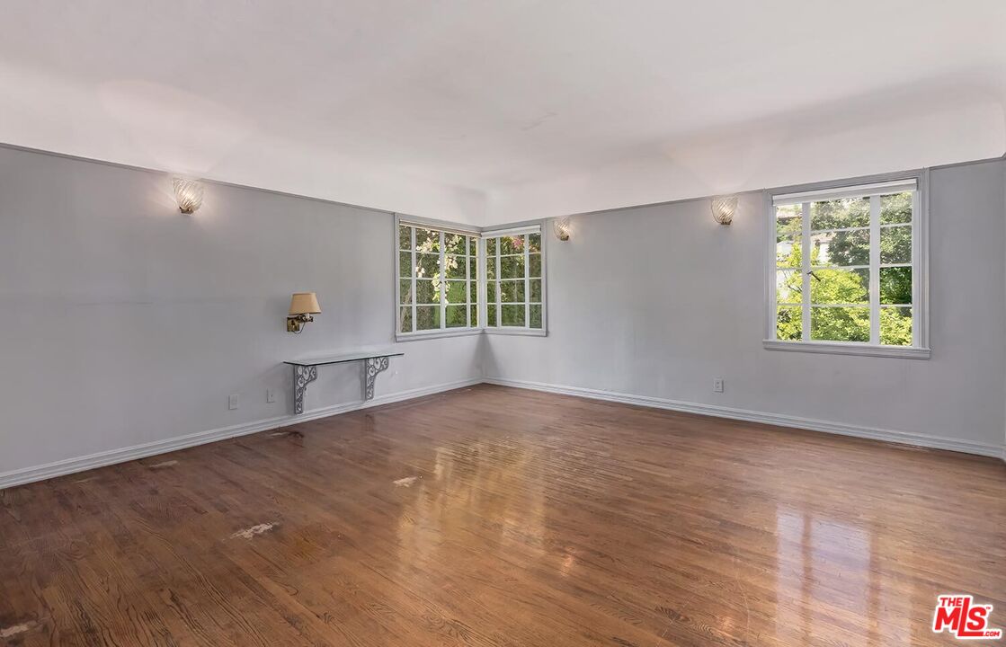 1591 Sunset Plaza Dr