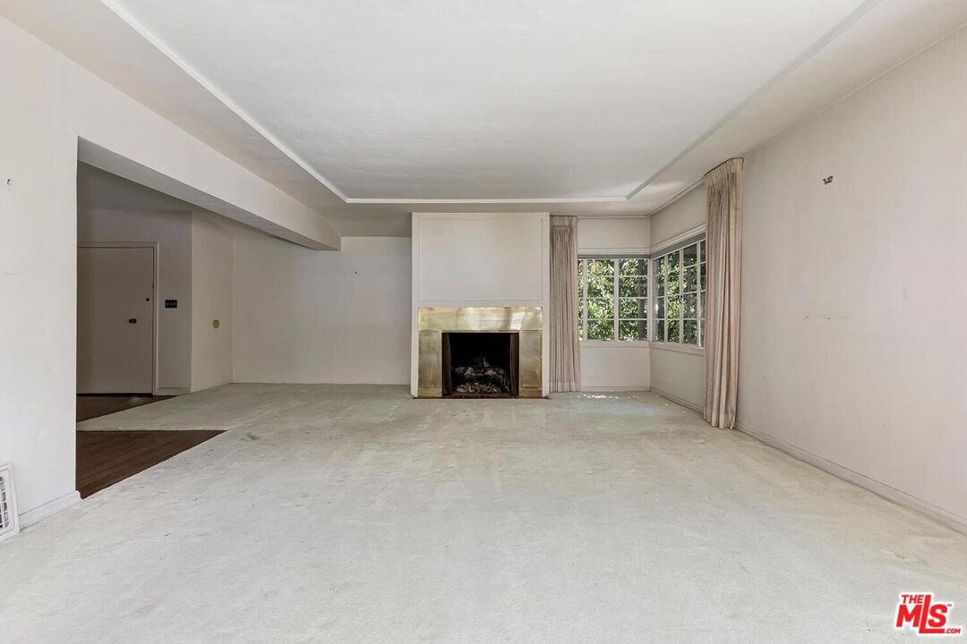 1591 Sunset Plaza Dr