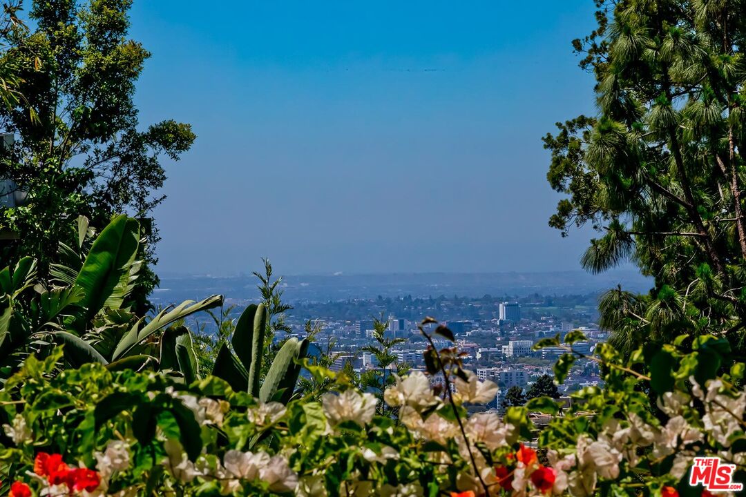 1591 Sunset Plaza Dr