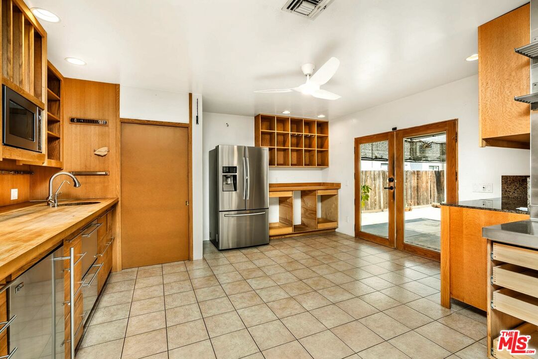 11245 Huston St