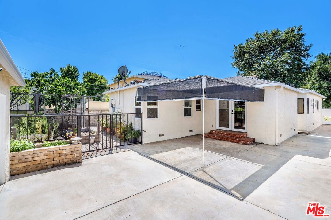 11245 Huston St