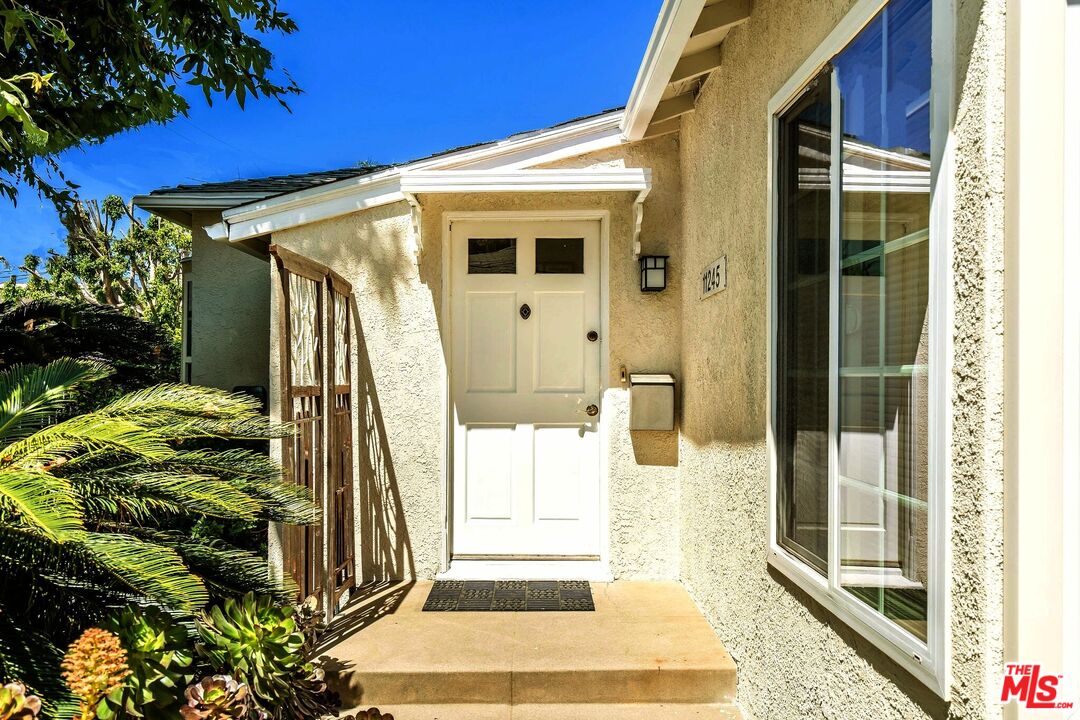 11245 Huston St