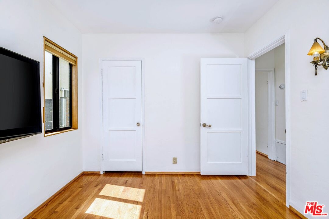 11245 Huston St