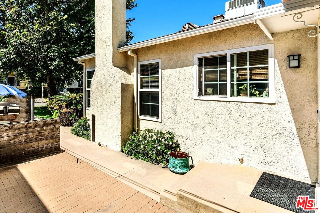 11245 Huston St