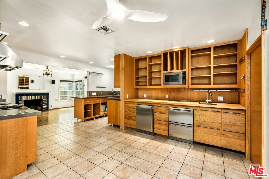 11245 Huston St