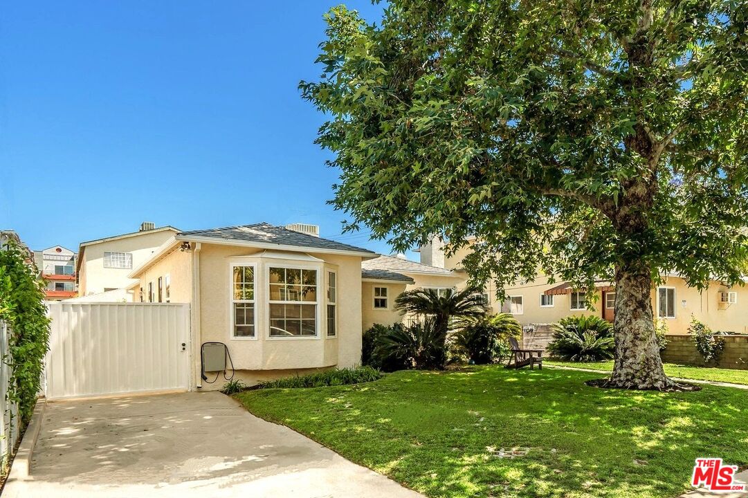 11245 Huston St