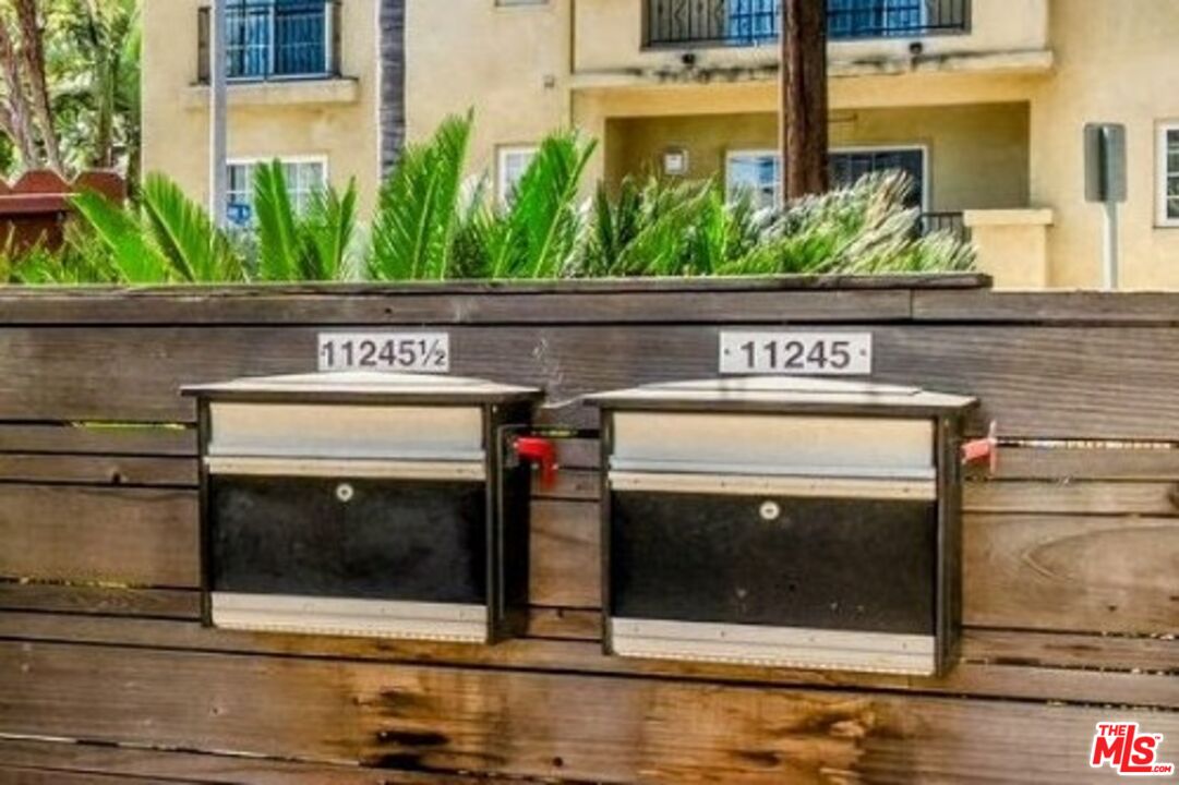 11245 Huston St