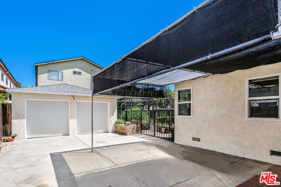 11245 Huston St