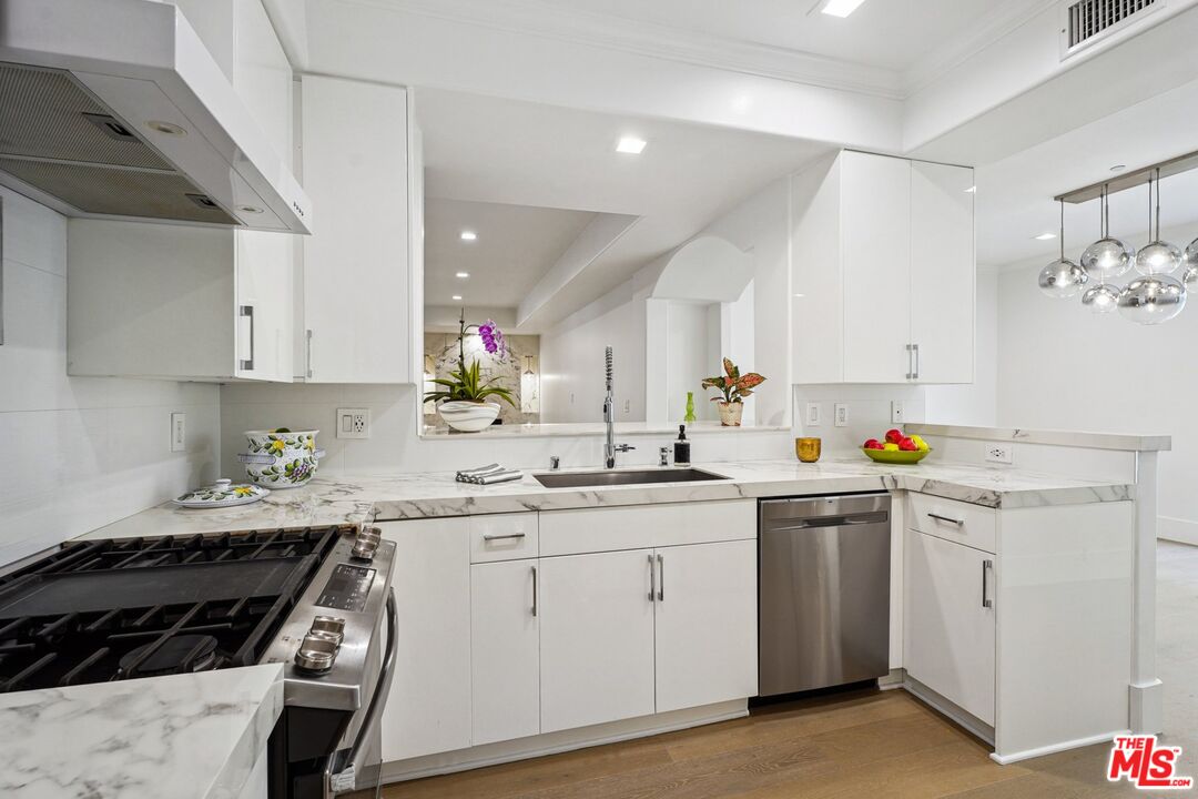 1861 Veteran Ave Unit: 101