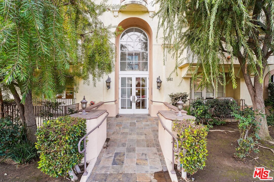 1861 Veteran Ave Unit: 101