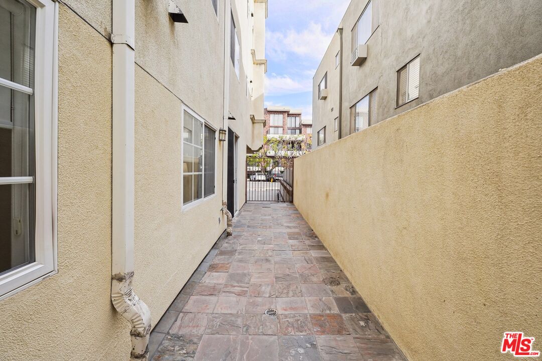 1861 Veteran Ave Unit: 101