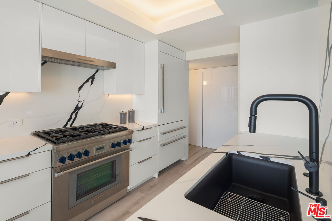 13600 Marina Pointe Dr Unit: 906