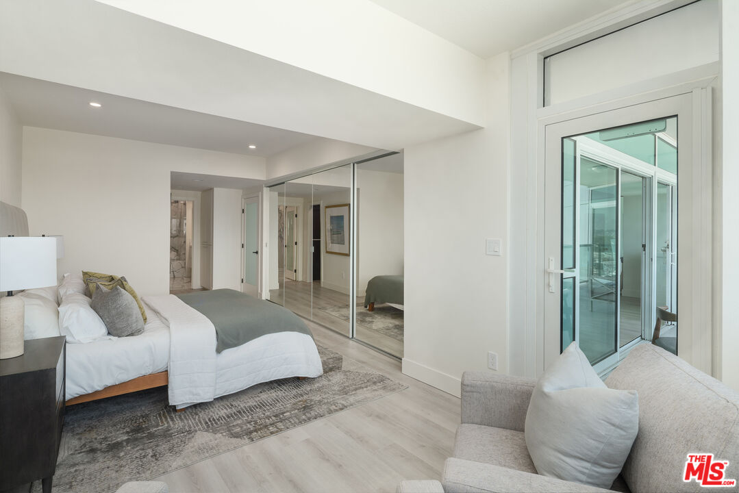 13600 Marina Pointe Dr Unit: 906