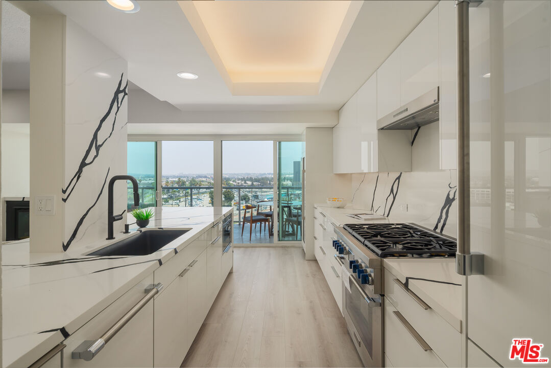13600 Marina Pointe Dr Unit: 906