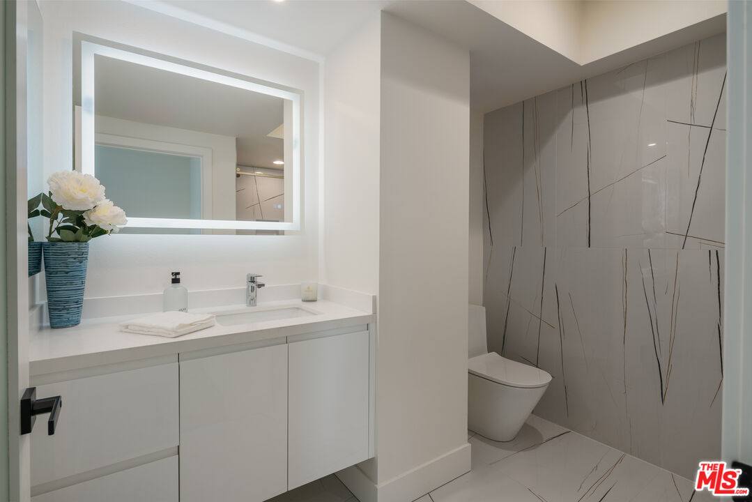 13600 Marina Pointe Dr Unit: 906