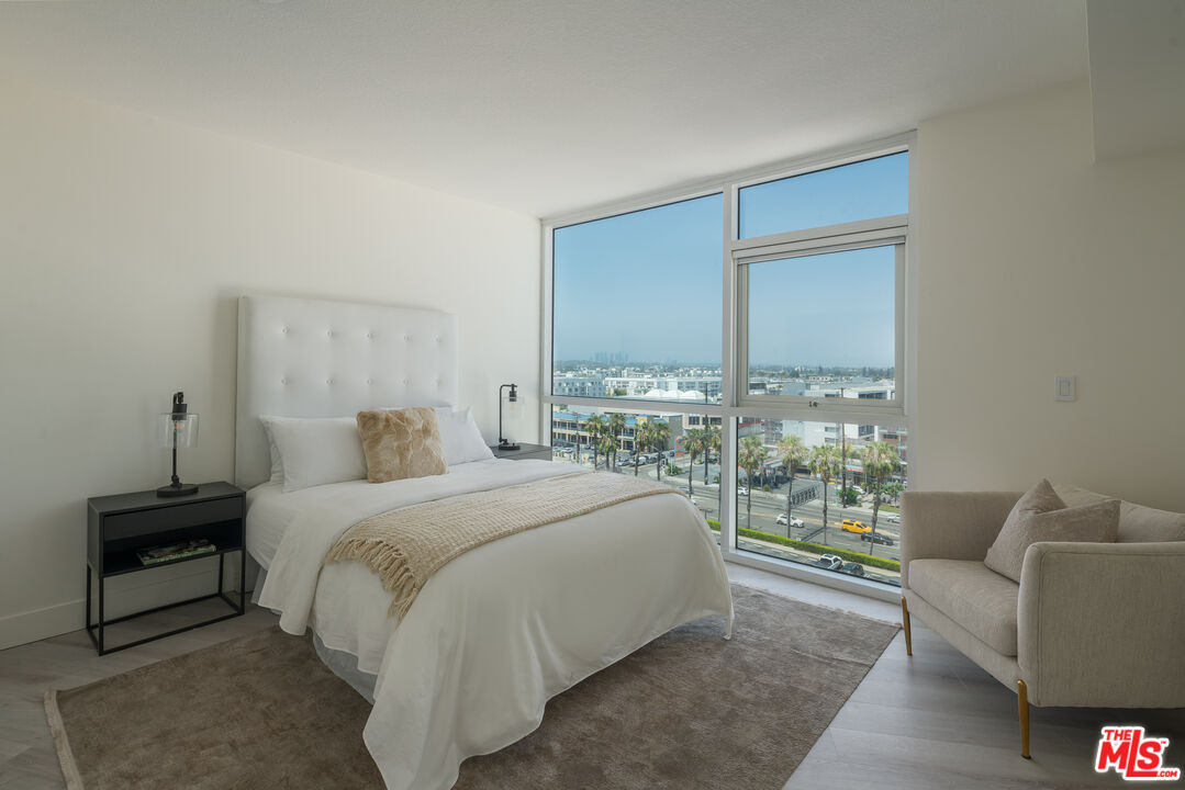 13600 Marina Pointe Dr Unit: 906