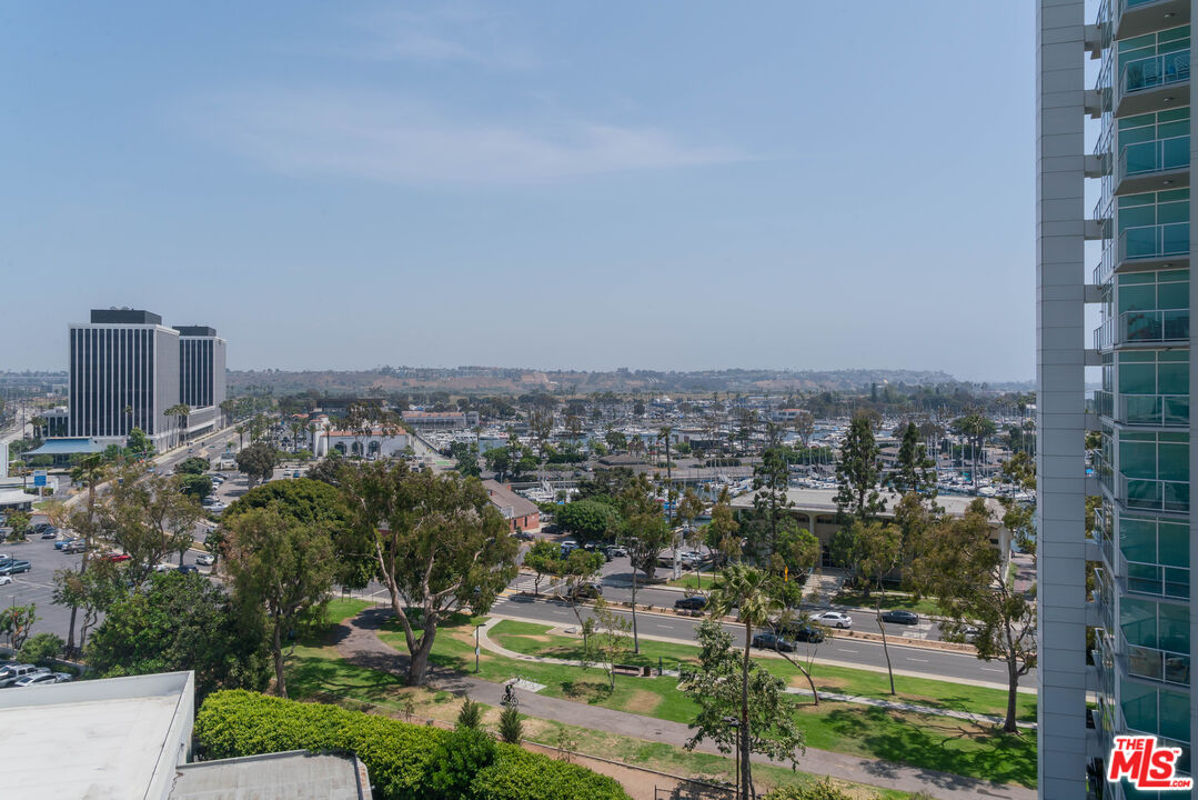 13600 Marina Pointe Dr Unit: 906
