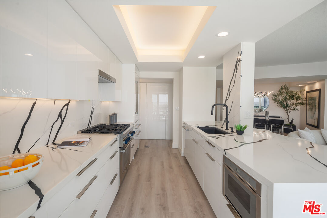 13600 Marina Pointe Dr Unit: 906