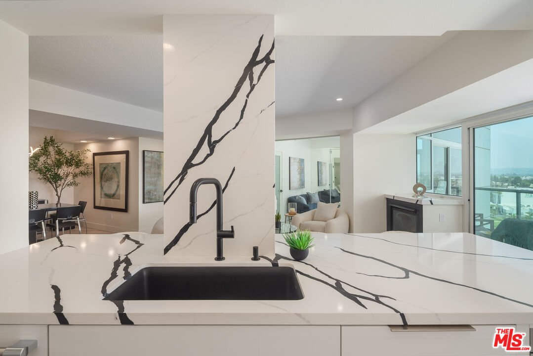 13600 Marina Pointe Dr Unit: 906