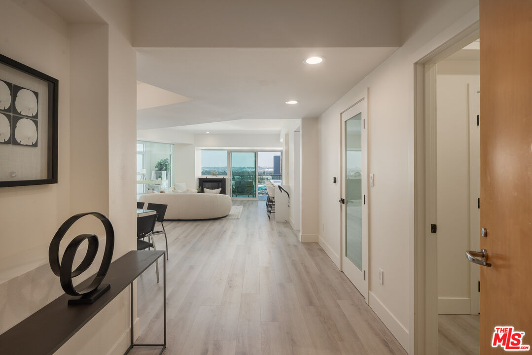 13600 Marina Pointe Dr Unit: 906