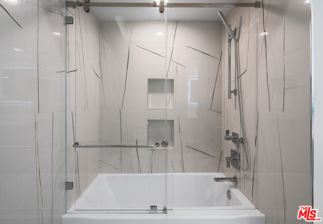 13600 Marina Pointe Dr Unit: 906