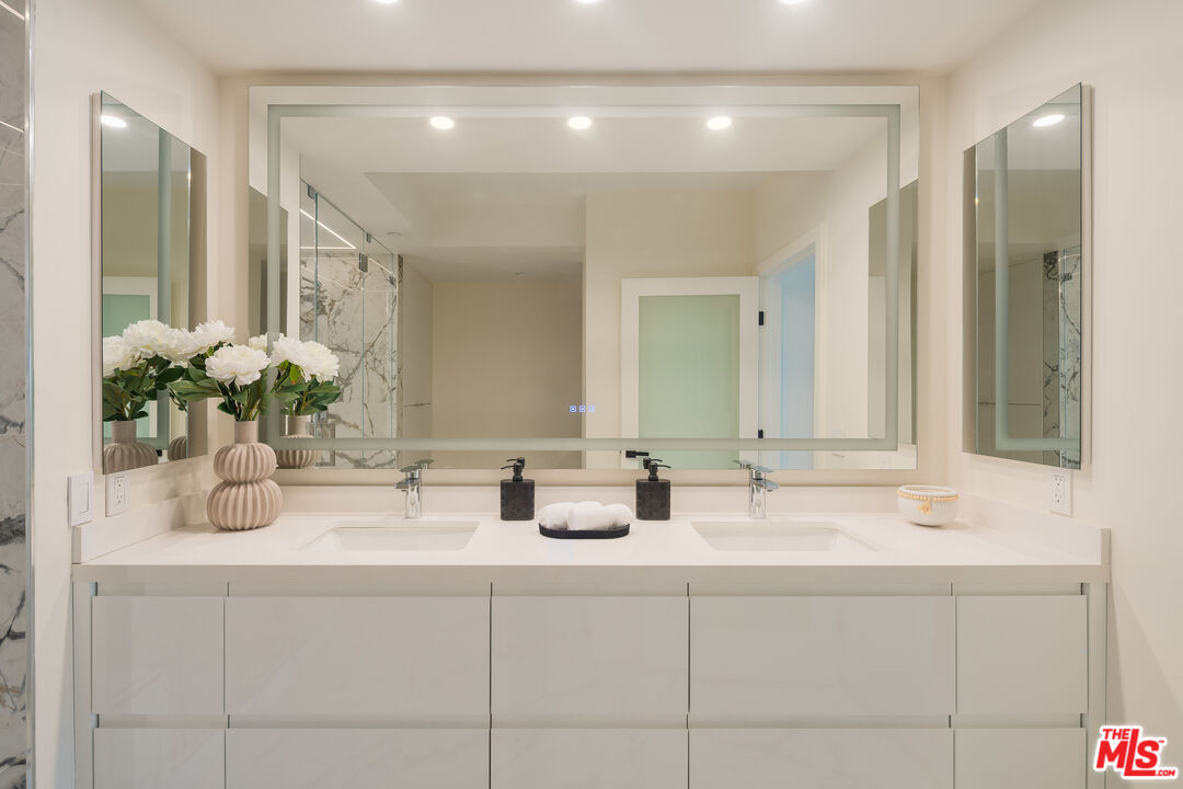 13600 Marina Pointe Dr Unit: 906