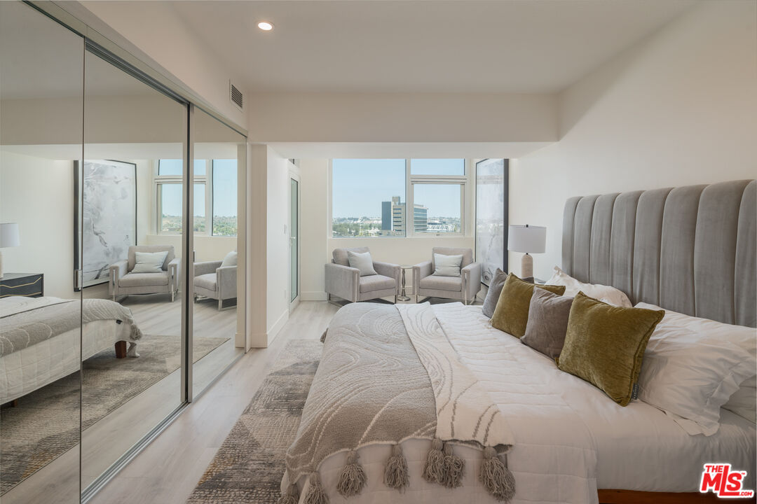 13600 Marina Pointe Dr Unit: 906