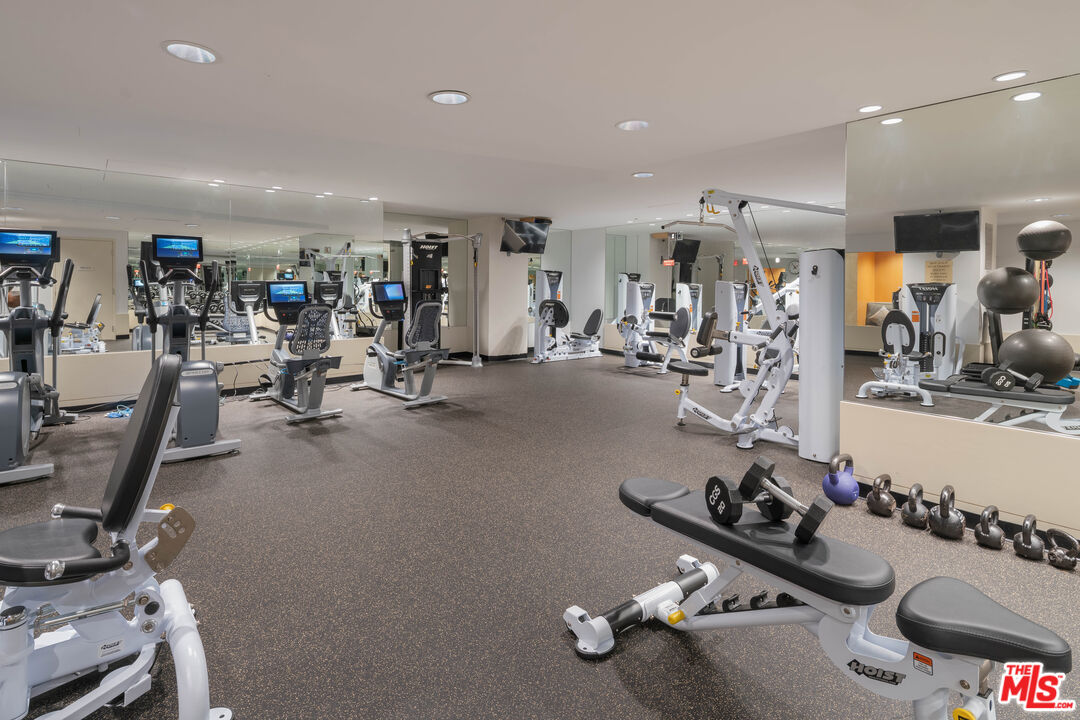 13600 Marina Pointe Dr Unit: 906
