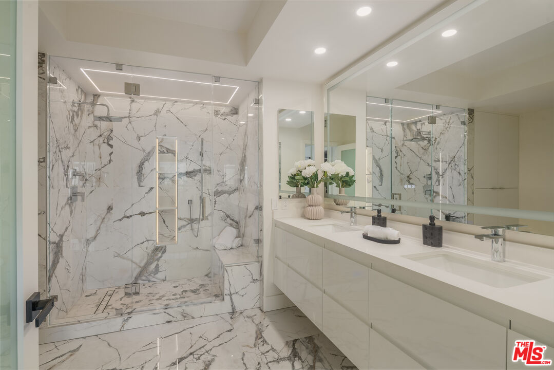 13600 Marina Pointe Dr Unit: 906
