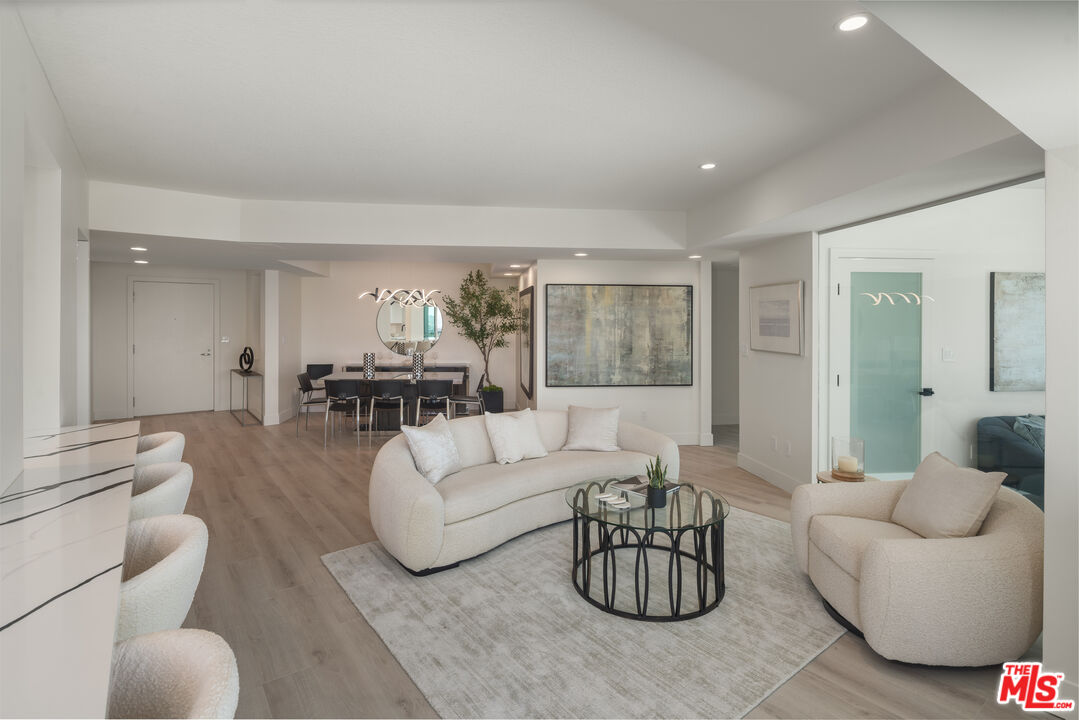 13600 Marina Pointe Dr Unit: 906