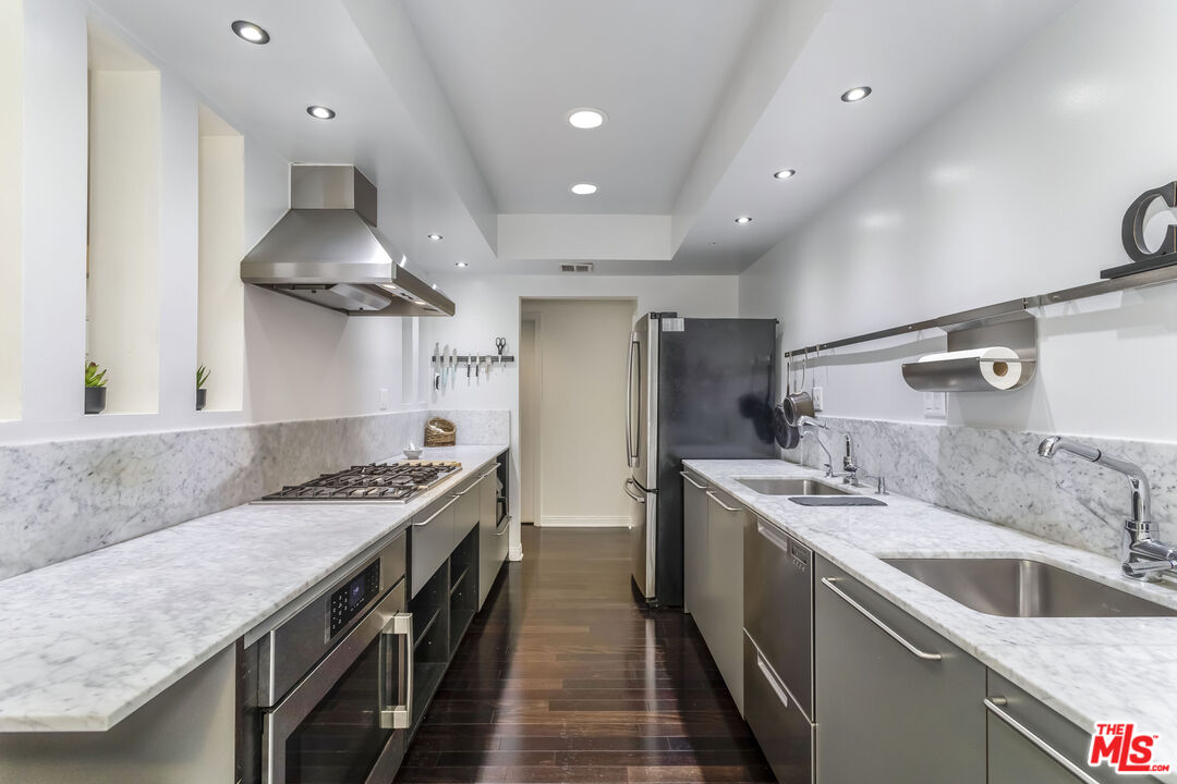 410 S Barrington Ave Unit: 309