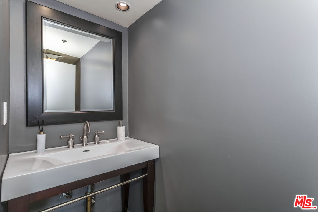 410 S Barrington Ave Unit: 309