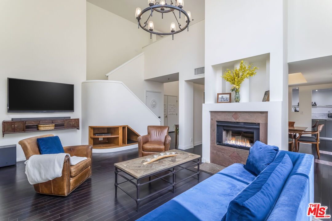 410 S Barrington Ave Unit: 309