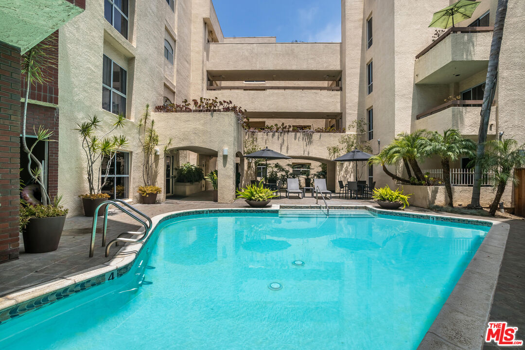 410 S Barrington Ave Unit: 309