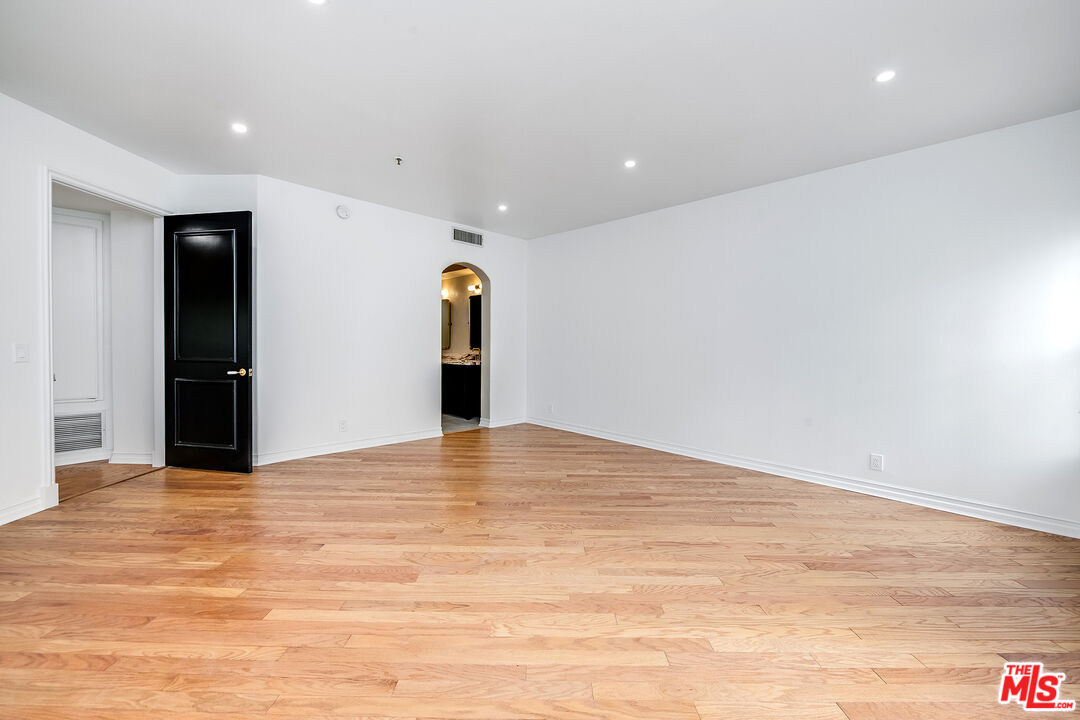 120 S Palm Dr Unit: 301