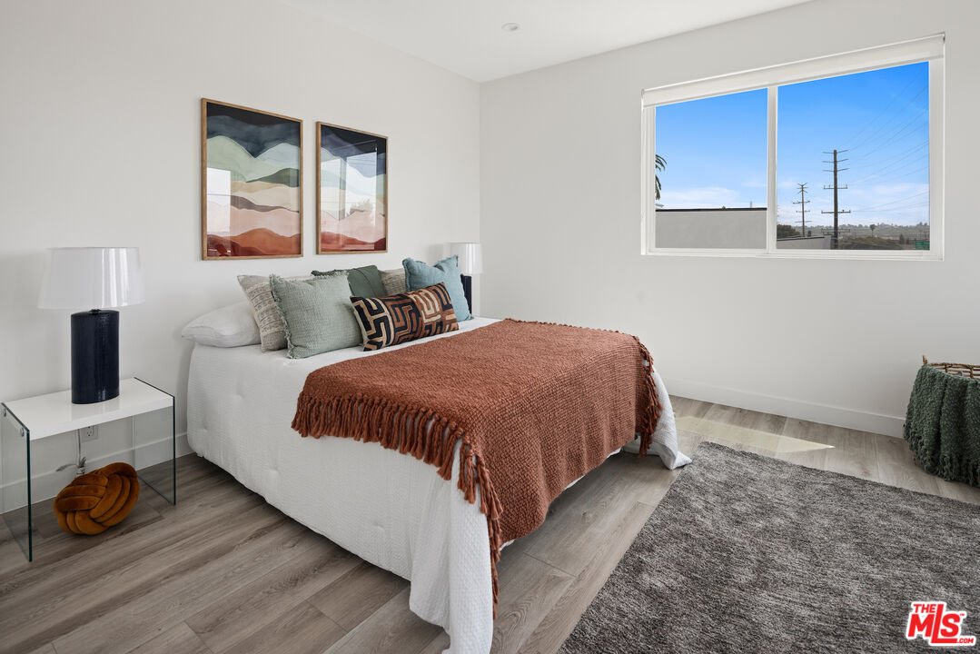 4916 S Centinela Ave