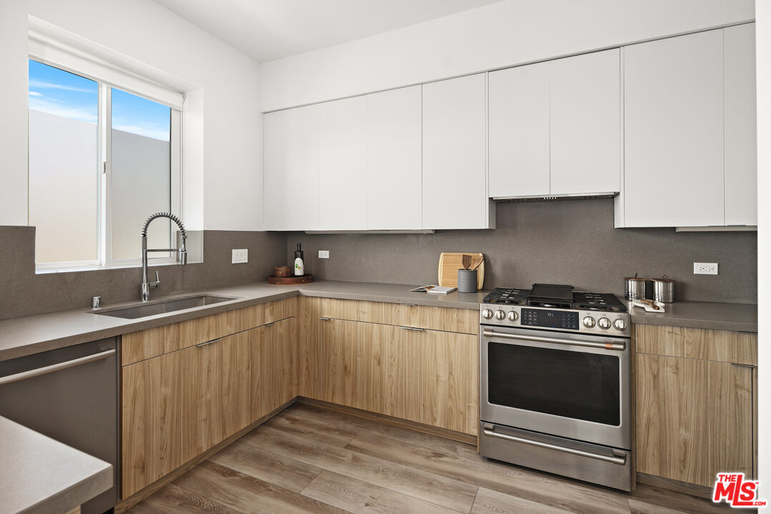 4916 S Centinela Ave