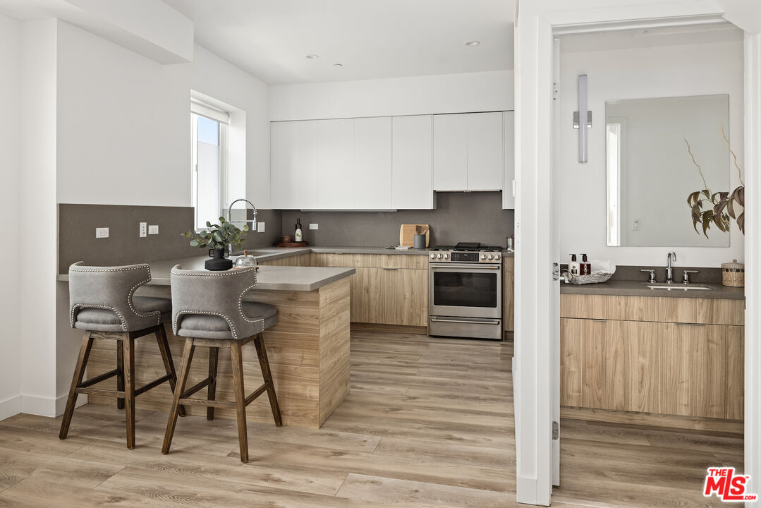 4916 S Centinela Ave