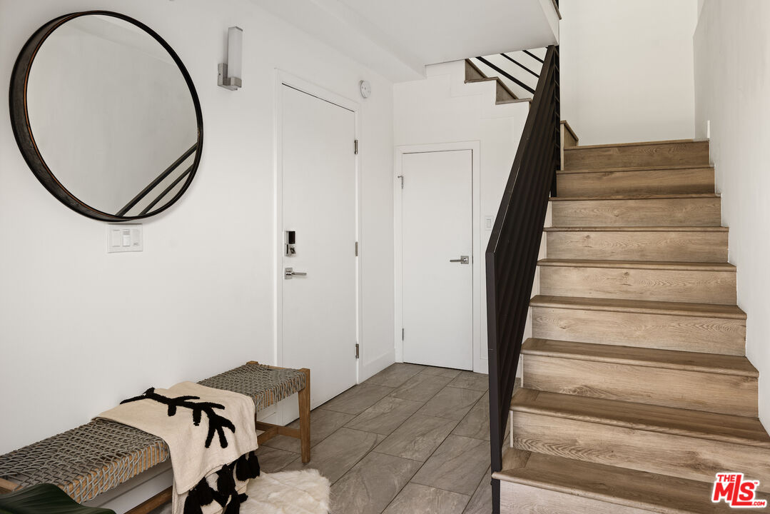 4916 S Centinela Ave