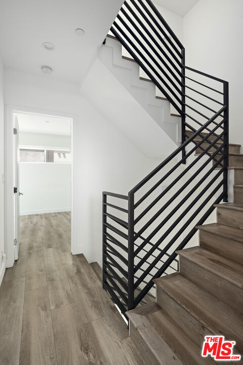 4916 S Centinela Ave