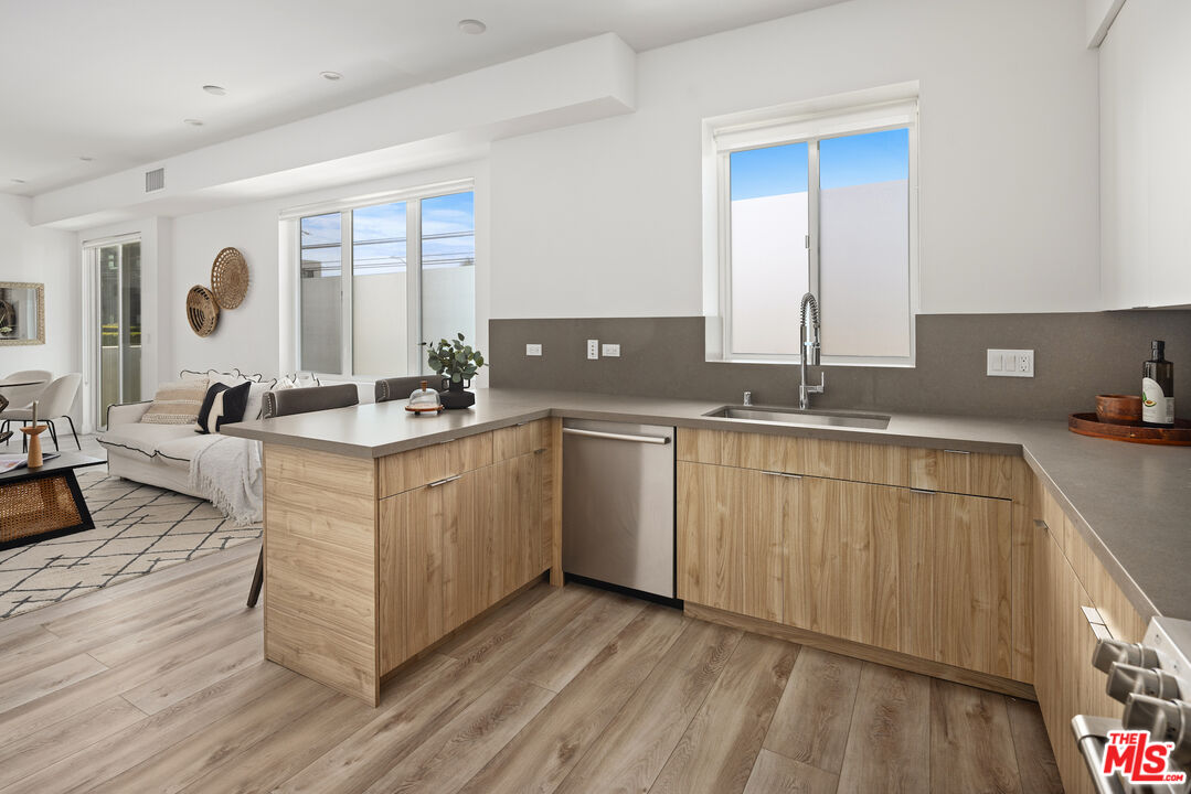 4916 S Centinela Ave