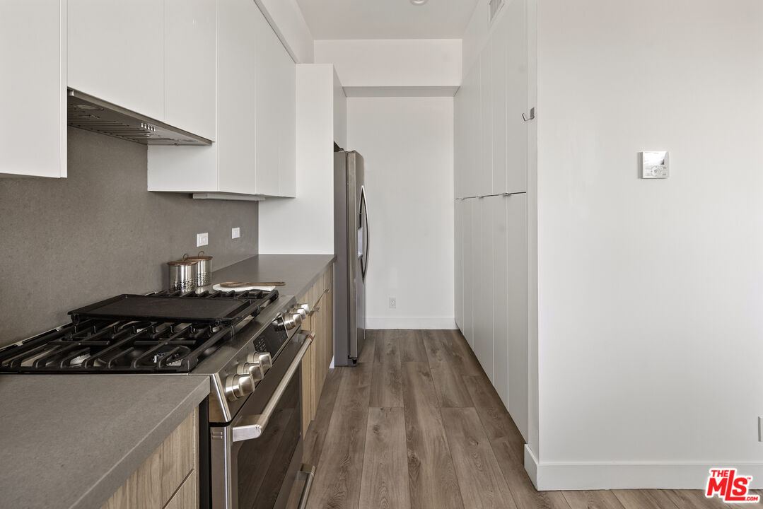 4916 S Centinela Ave