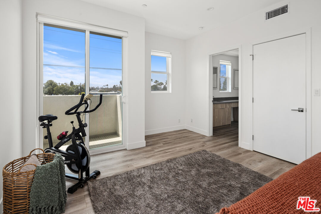 4916 S Centinela Ave