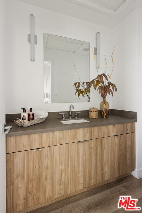 4916 S Centinela Ave