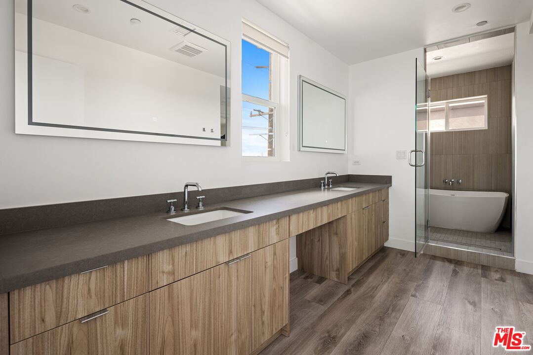 4916 S Centinela Ave