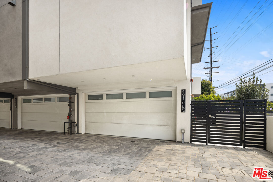 4916 S Centinela Ave