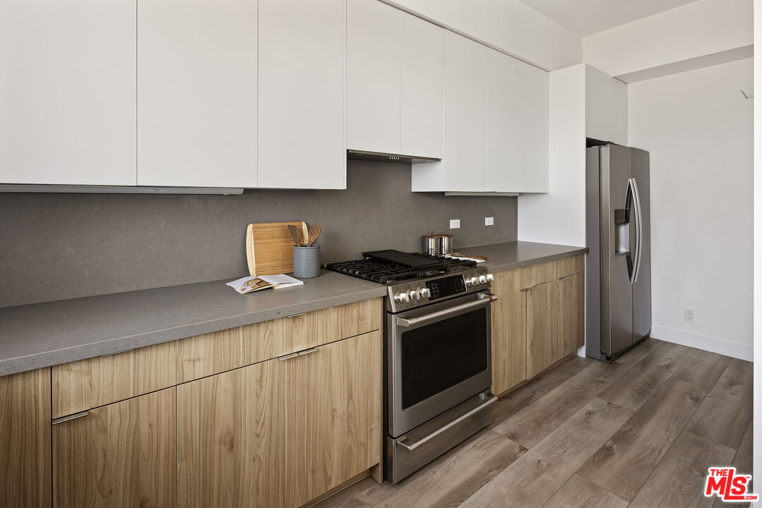 4916 S Centinela Ave