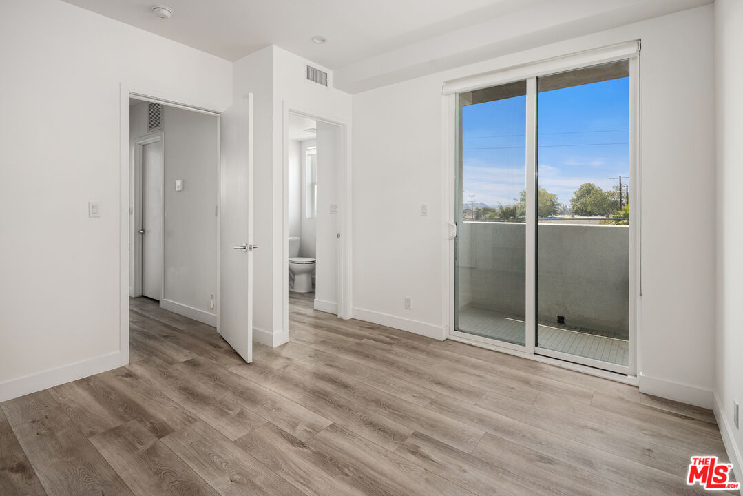 4916 S Centinela Ave