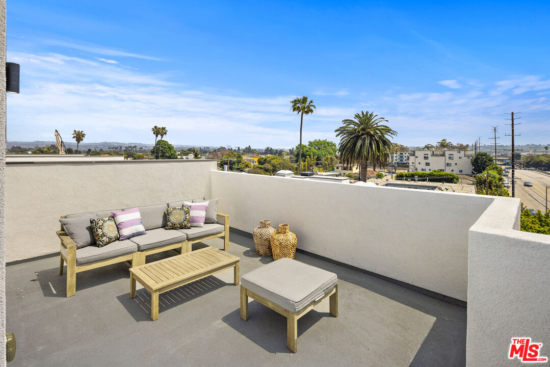 4916 S Centinela Ave